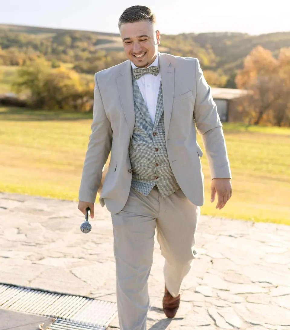 Császár Patrik mikrofonnal egy szabadtéri esküvői helyszínen