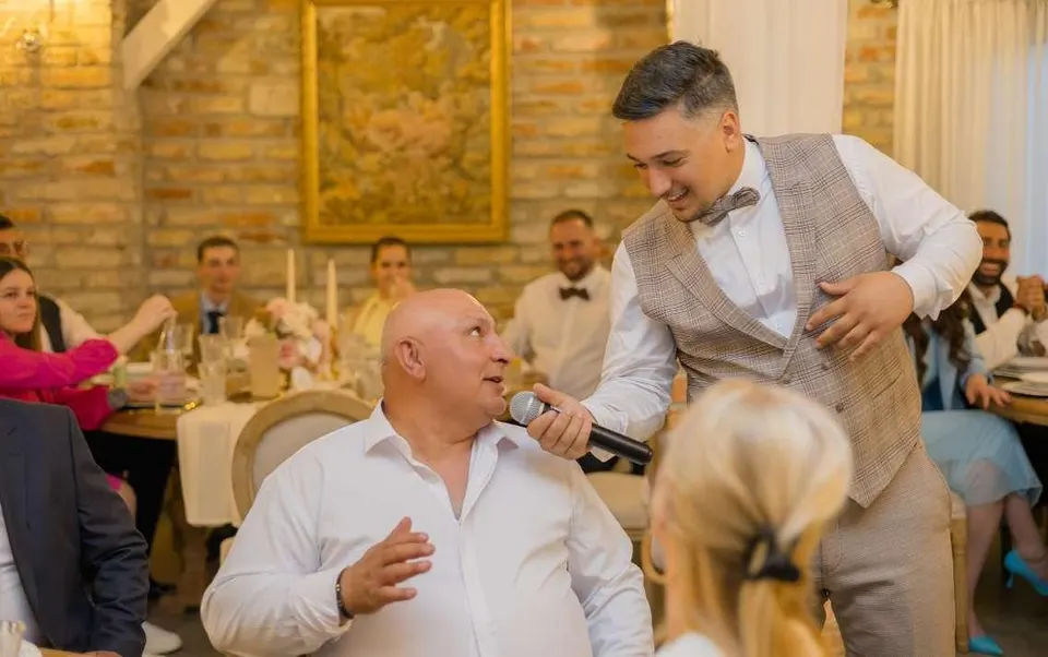Patrik játékot vezet a vendégasztalnál