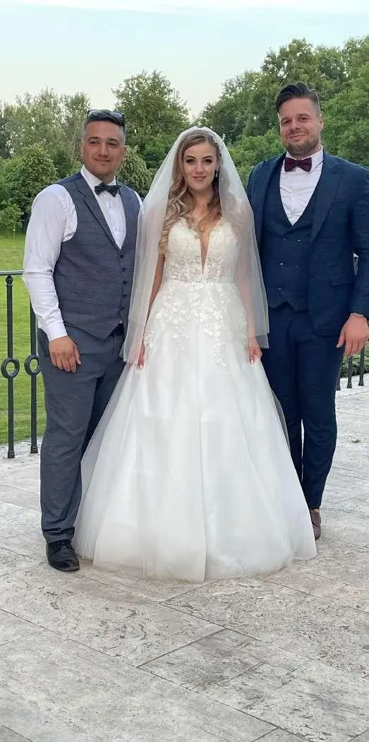 Patrik egy ifjú párral egy kastélykertben