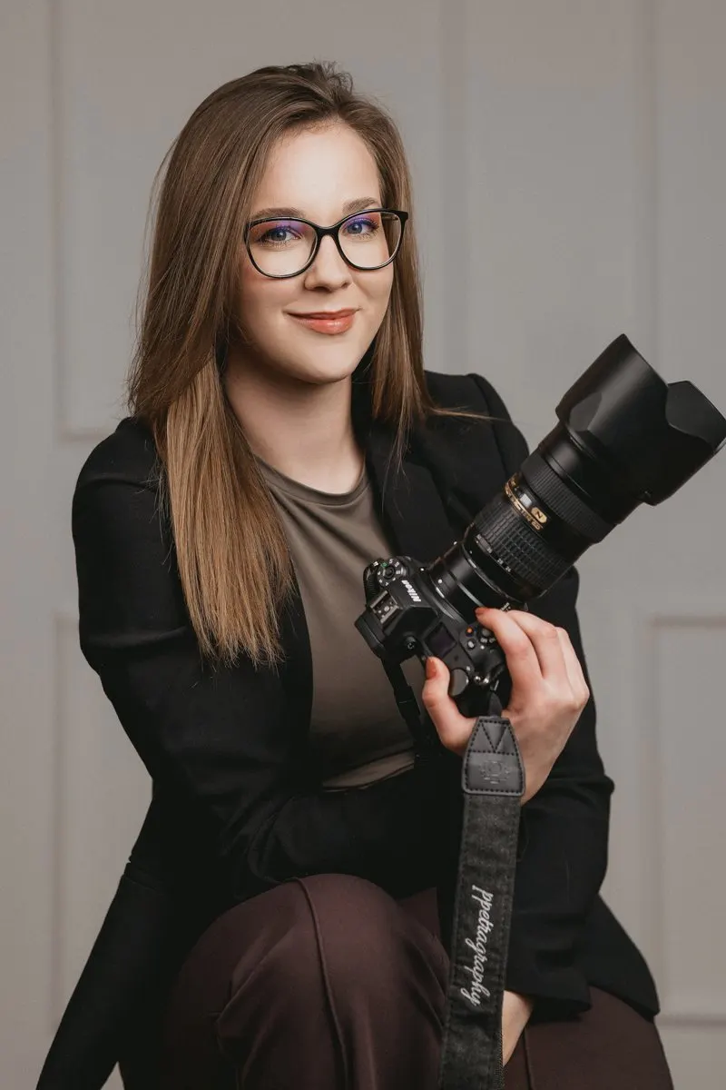 Páll Petra fényképezőgéppel