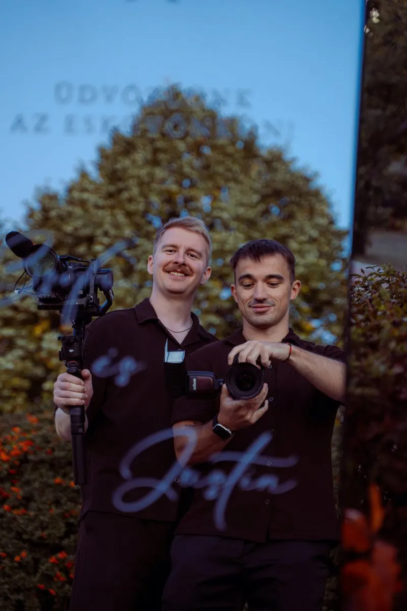 A ZODA Vision két alkotója kamerával egy esküvői helyszínen