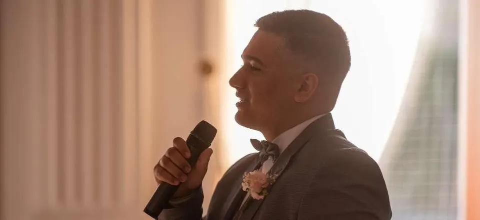Patrik munka közben egy esküvőn