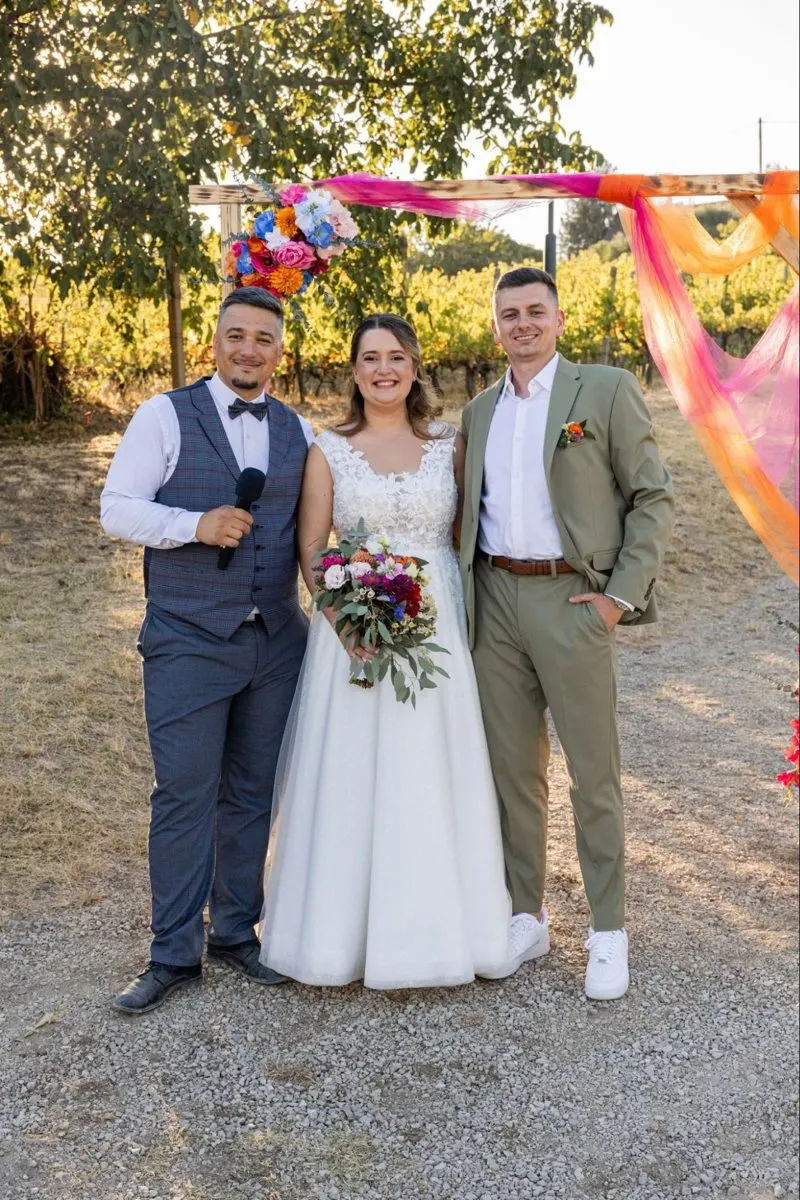 Petra és Kolos Patrikkal színes szalagos kapu előtt